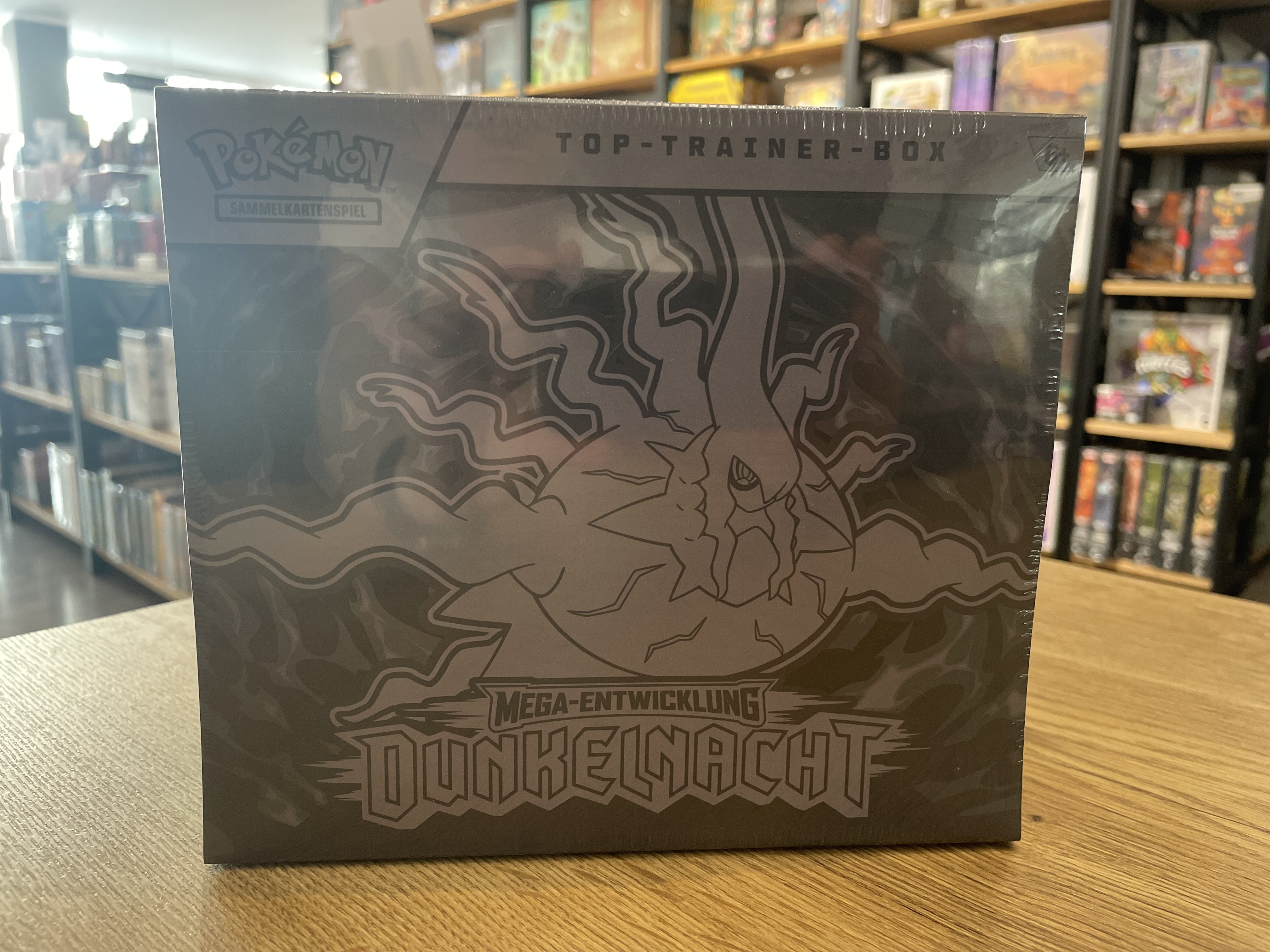 PKM Mega - Entwicklung Dunkelnacht Top-Trainer-Box